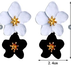 Beautiful flower earring, brand new